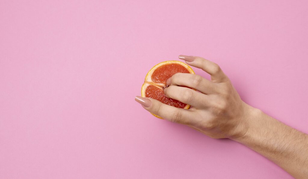 fruta con dedos dentro