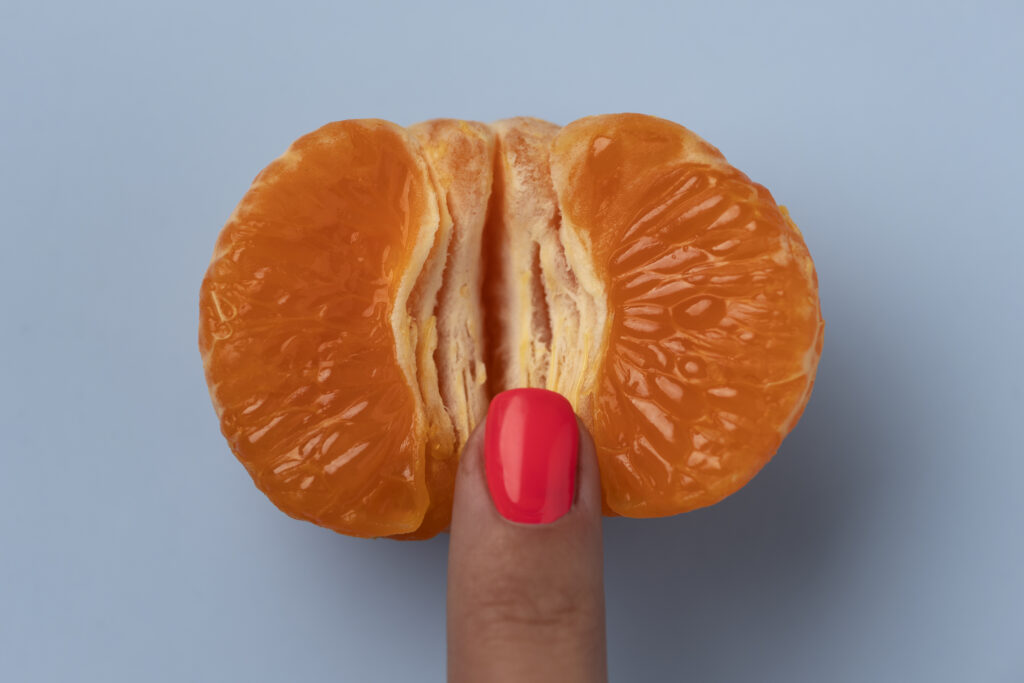 mandarina con dedo